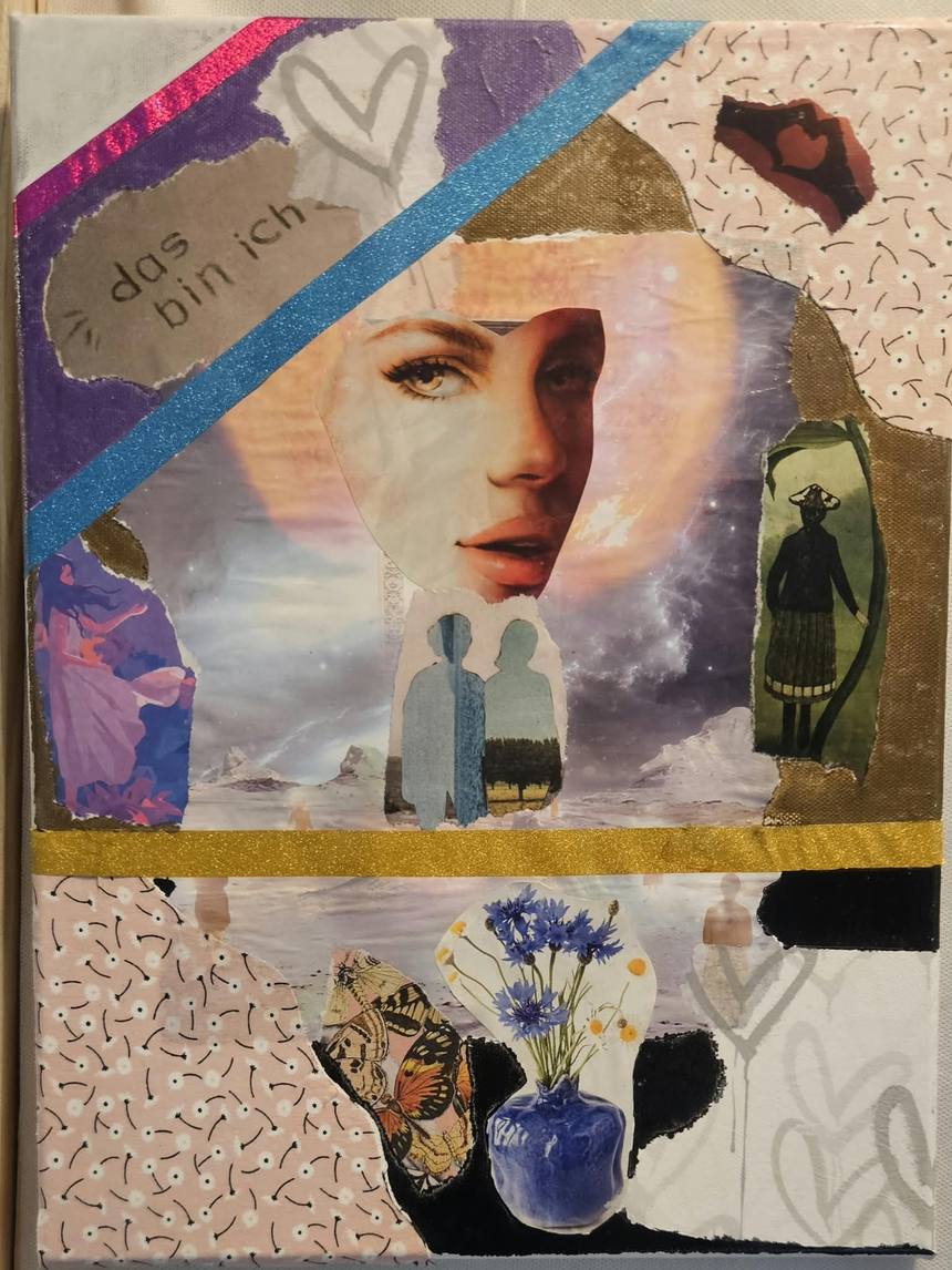 Collage auf Leinwand mit dem Schriftzug „das bin ich“. In der Mitte ist ein halbes Gesicht in einer Wolken- und Sternenlandschaft zu sehen. Ringsum liegen Papierschnipsel mit Blumen, einem Schmetterling und Figuren, dazu blaue, goldene und pinke Klebebänder.